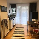 Stadtmitte Wuerzburg, Kueche, Balkon.