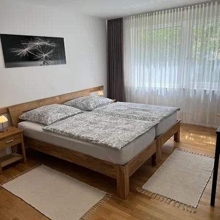 Stadtmitte Wuerzburg, Kueche, Balkon. *