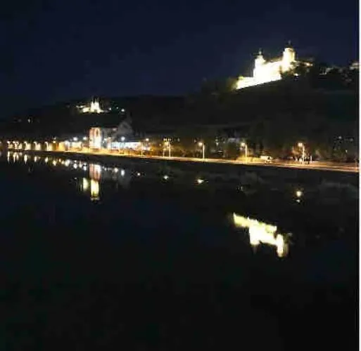Stadtmitte Wuerzburg, Kueche, Balkon. Apartment Wurzburg