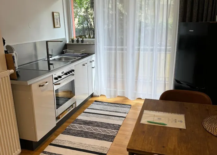 Stadtmitte Wuerzburg, Kueche, Balkon.